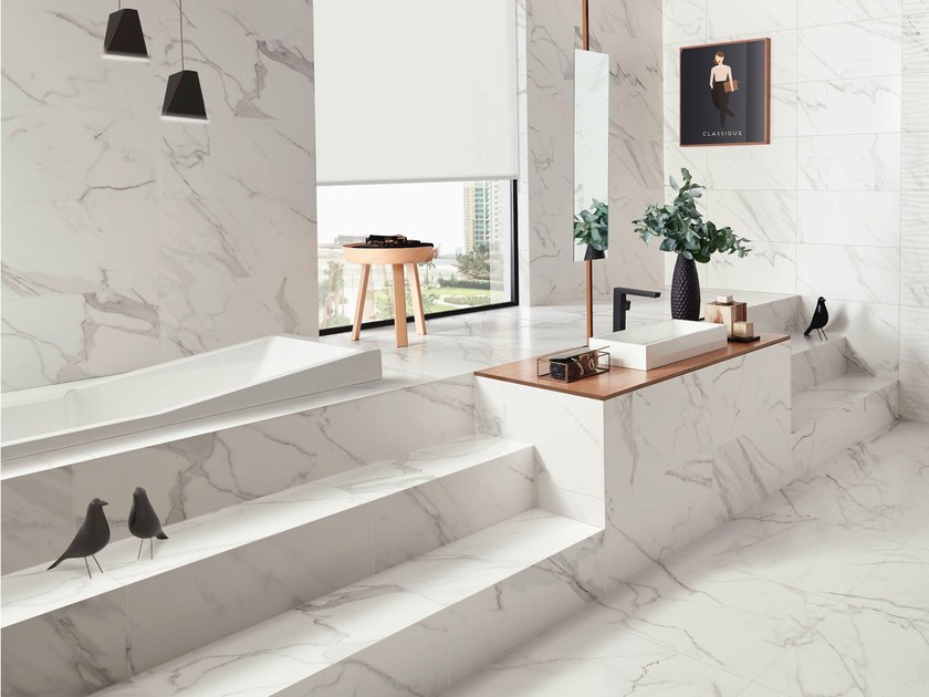 Toàn bộ tường nhà và bậc cầu thang được ốp lát đá marble trắng Ý